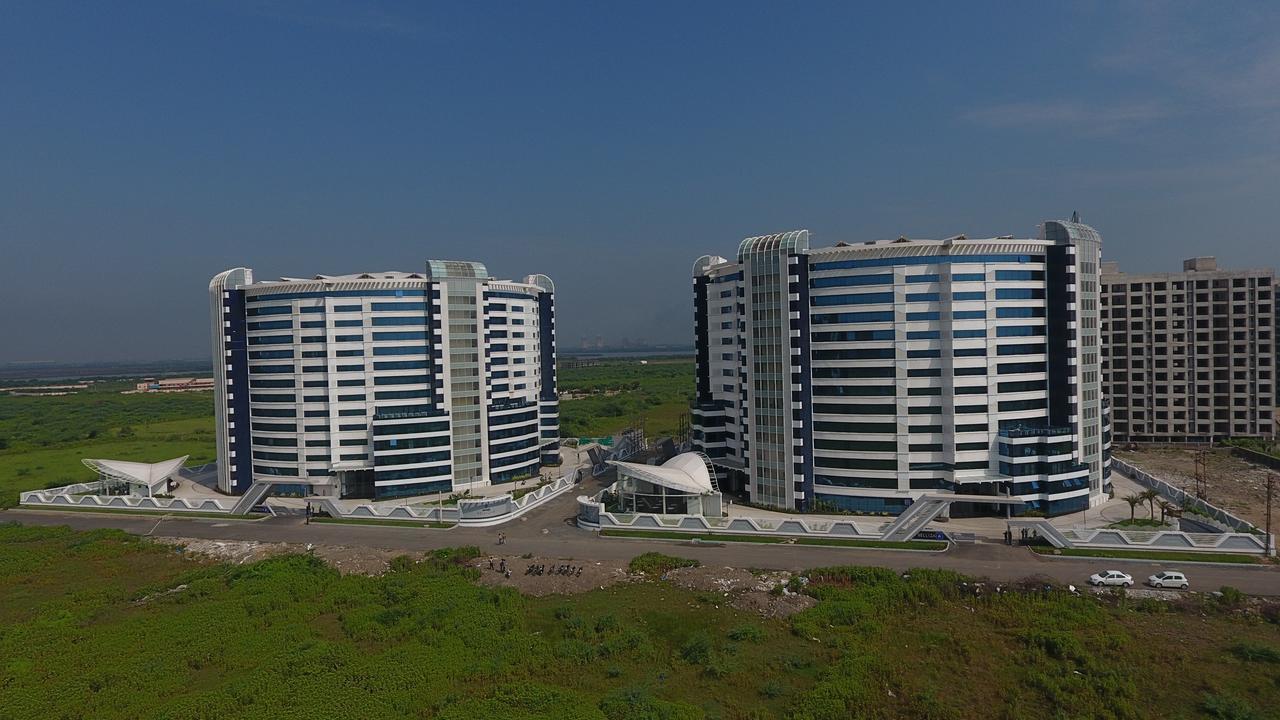 Rajhans Belliza Service Apartment 수라트 외부 사진