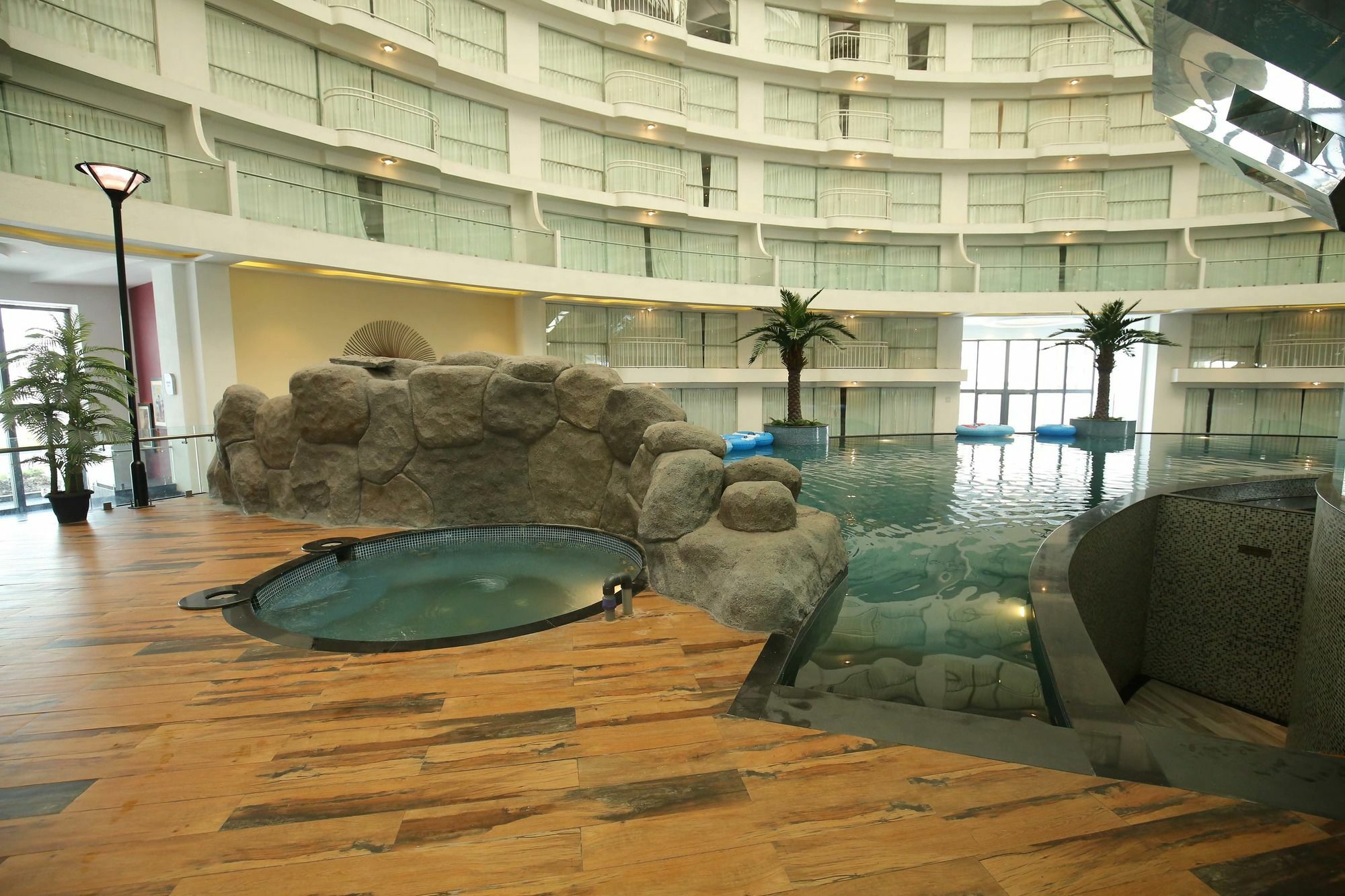 Rajhans Belliza Service Apartment 수라트 외부 사진